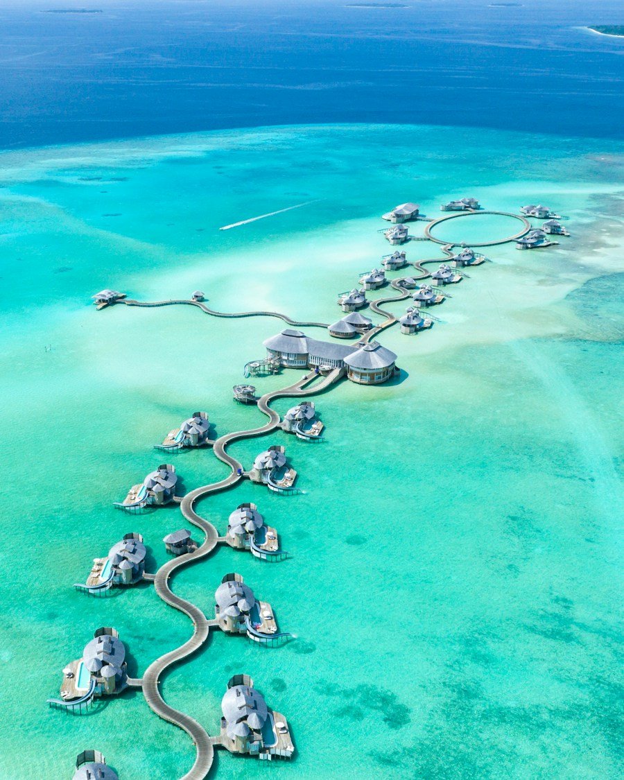 Agua turquesa y una isla rodeada de playas