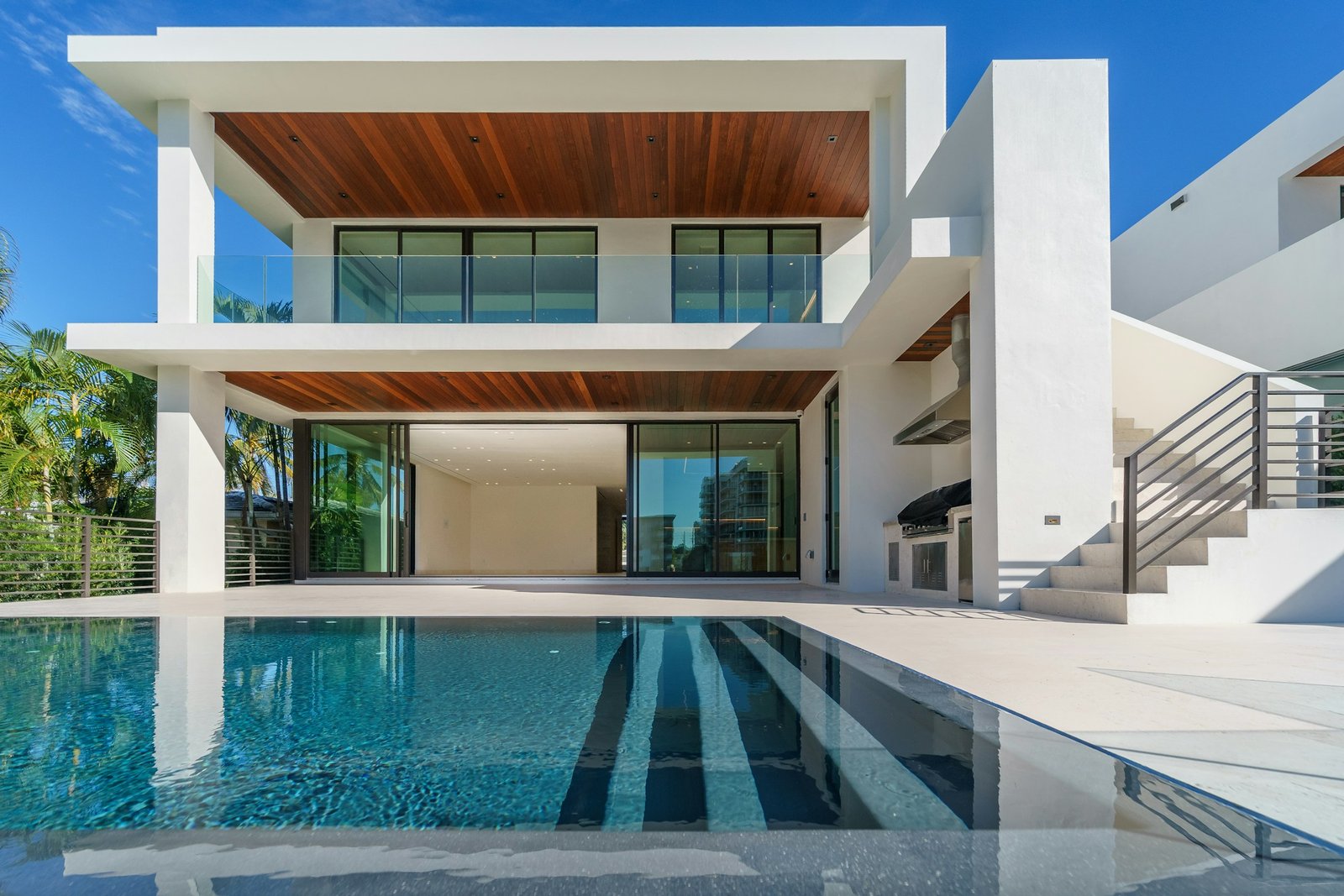 Una piscina junto a una villa de arquitectura contemporánea
