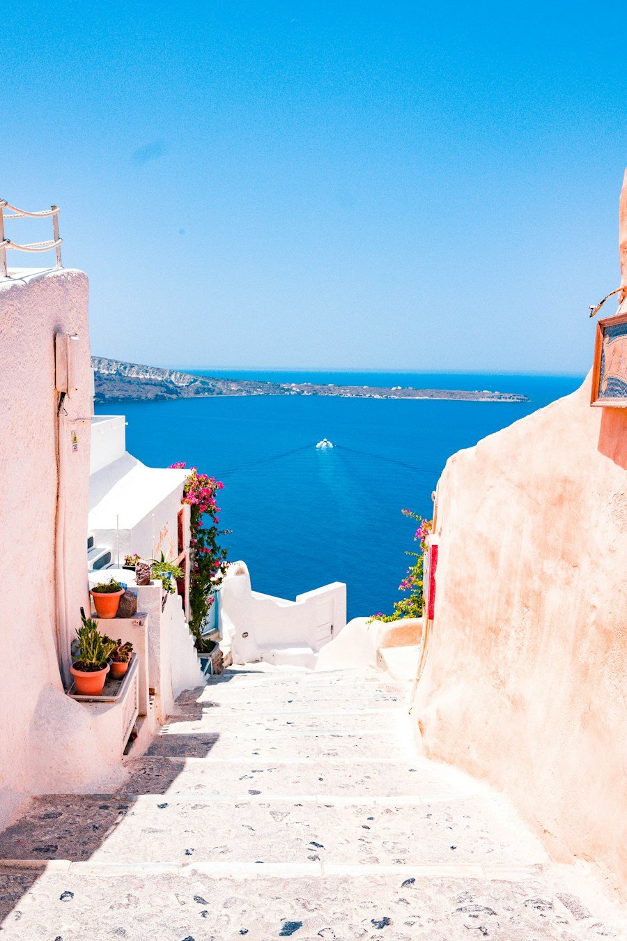 Casas blancas y un pasaje frente al mar Egeo en Santorini